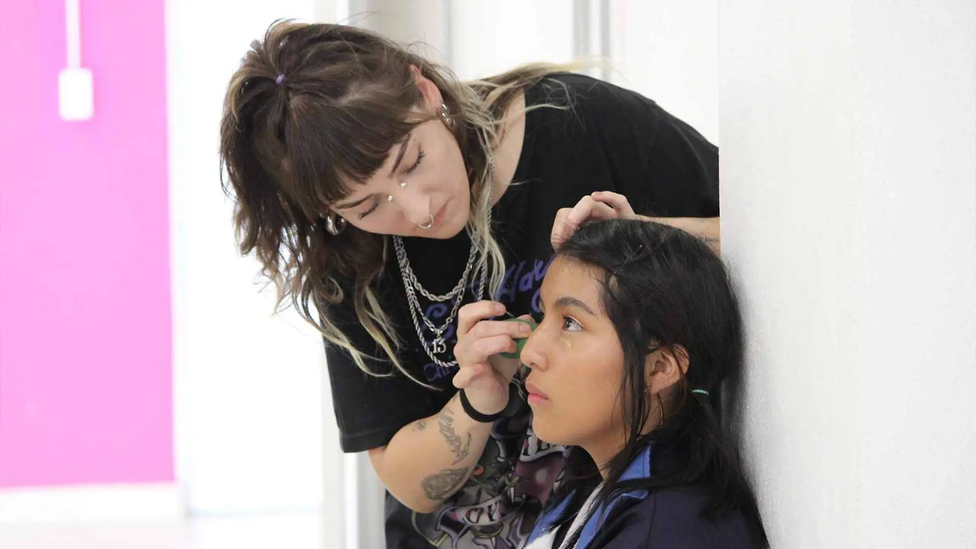 talleres de maquillaje a mujeres violentadas